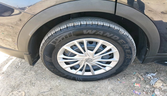 2024 Mahindra XUV700 MX Petrol MT 7 STR, Petrol, Manual, 6,774 km, tyre