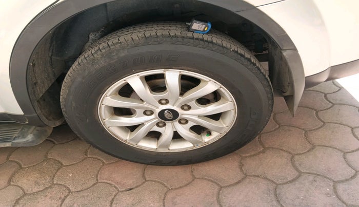 2016 Mahindra XUV500 W10, Diesel, Manual, 96,105 km, tyre