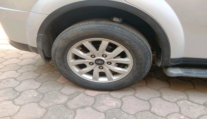 2016 Mahindra XUV500 W10, Diesel, Manual, 96,105 km, tyre