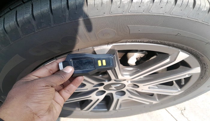 2024 Mahindra XUV700 AX 7 LUXURY D AT 7 STR, Diesel, Automatic, 42,183 km, tyre