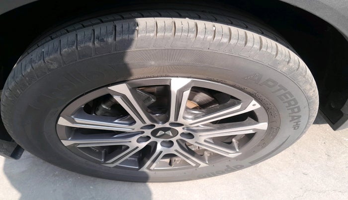 2024 Mahindra XUV700 AX 7 LUXURY D AT 7 STR, Diesel, Automatic, 42,183 km, tyre