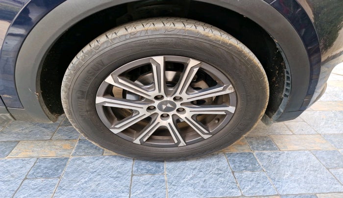 2022 Mahindra XUV700 AX 7 LUXURY D MT 7 STR, Diesel, Manual, 1,10,903 km, tyre