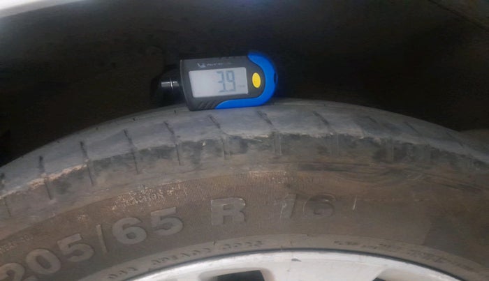 2019 Toyota Innova Crysta 2.4 ZX 7 STR, Diesel, Manual, 1,07,459 km, tyre