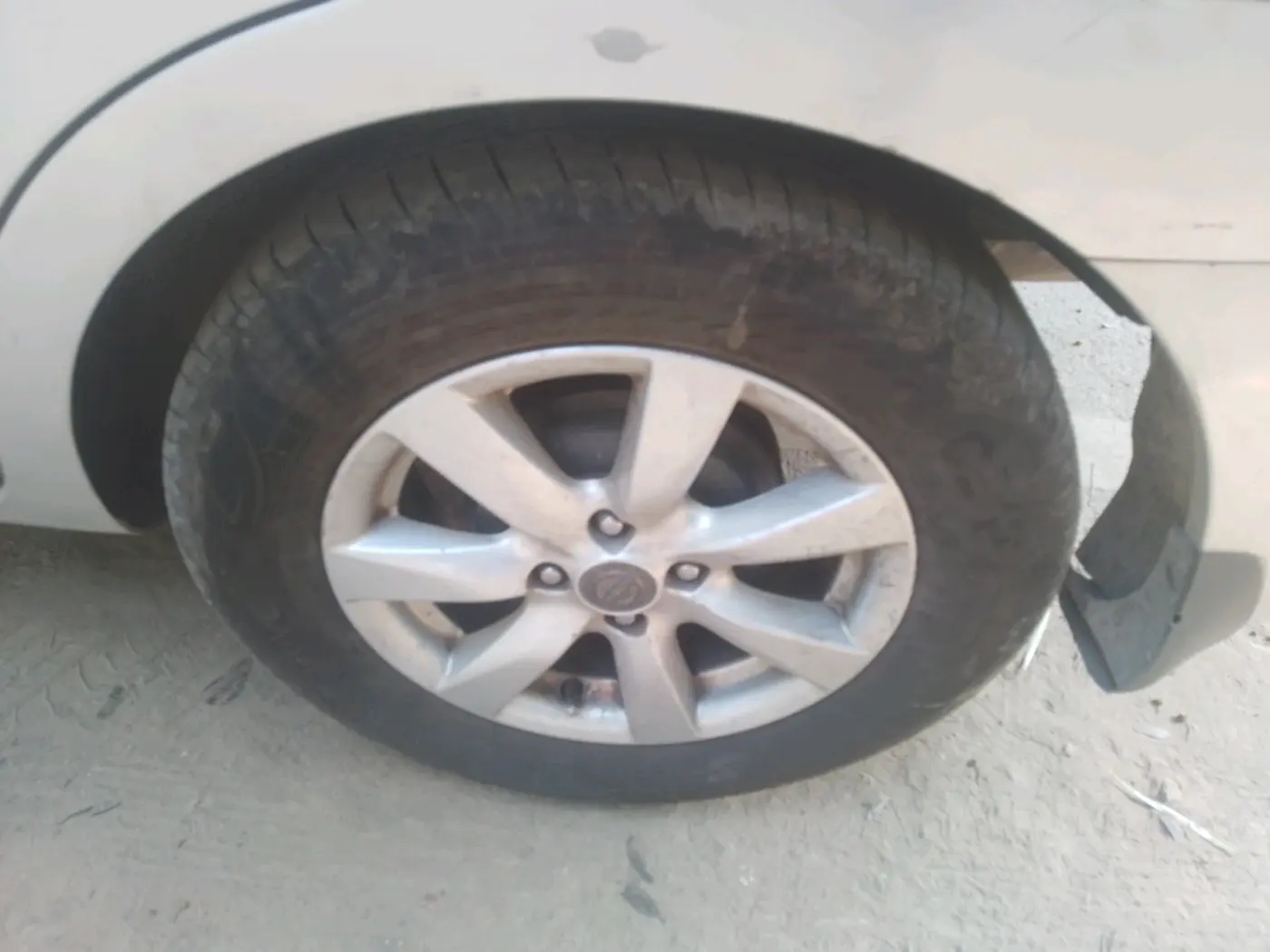 2014 Nissan Sunny XV PETROL, Petrol, Manual, 1,02,326 km, tyre