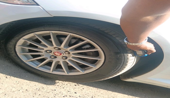 2014 Jaguar XF PETROL 2.0, Petrol, Automatic, 1,28,317 km, tyre