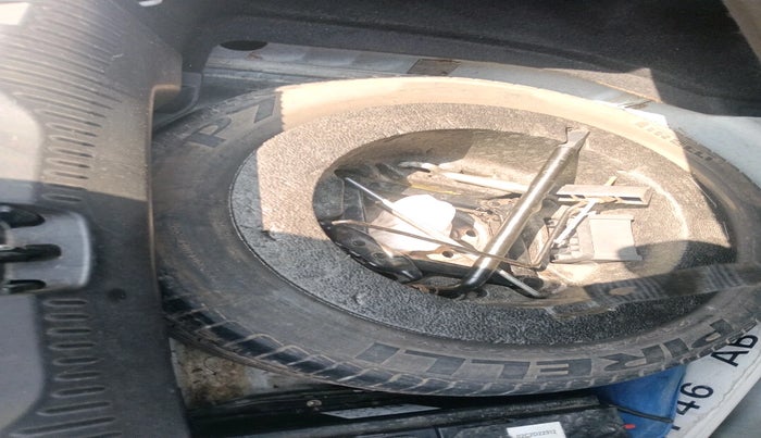 2014 Jaguar XF PETROL 2.0, Petrol, Automatic, 1,28,317 km, tyre