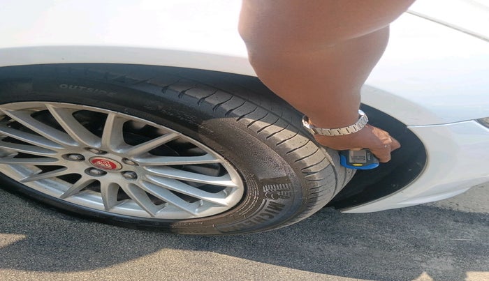 2014 Jaguar XF PETROL 2.0, Petrol, Automatic, 1,28,317 km, tyre