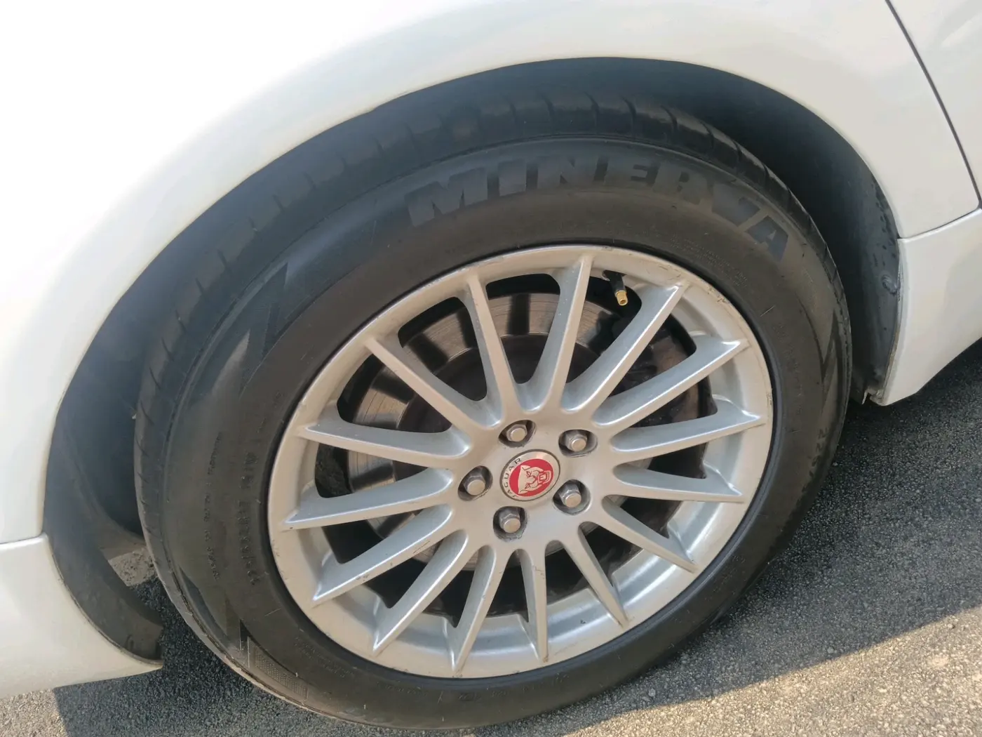 2014 Jaguar XF PETROL 2.0, Petrol, Automatic, 1,28,317 km, tyre