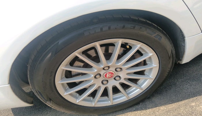 2014 Jaguar XF PETROL 2.0, Petrol, Automatic, 1,28,317 km, tyre