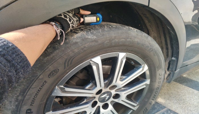 2023 Mahindra XUV700 AX 7 P AT 7 STR, Petrol, Automatic, 17,982 km, tyre