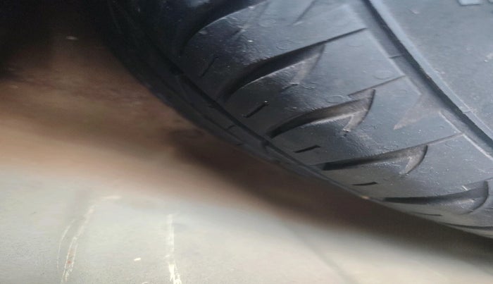 2016 Maruti Ciaz VXI+, Petrol, Manual, 1,21,095 km, tyre