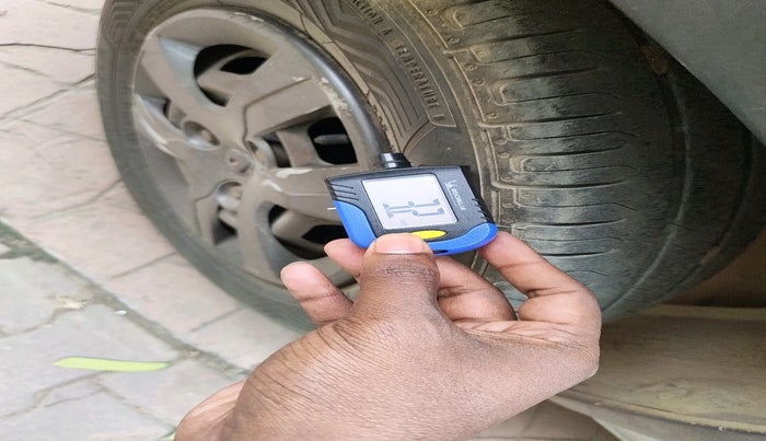 2017 Renault Kwid RXT 1.0 AMT, Petrol, Automatic, 79,092 km, tyre