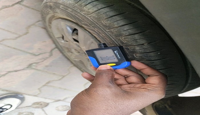 2017 Renault Kwid RXT 1.0 AMT, Petrol, Automatic, 79,092 km, tyre