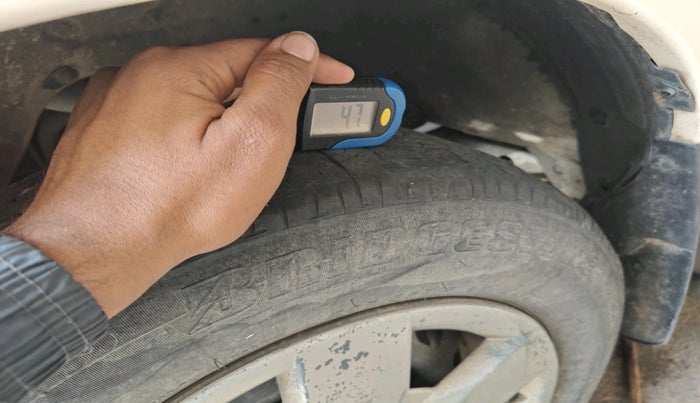 2013 Chevrolet Tavera NEO 3 7 STR BS III, Diesel, Manual, 2,01,235 km, tyre