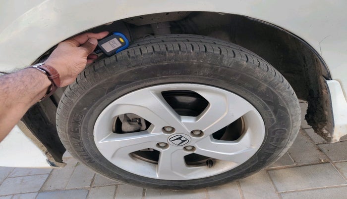 2015 Honda City 1.5L I-VTEC VX CVT, Petrol, Automatic, 1,03,940 km, tyre