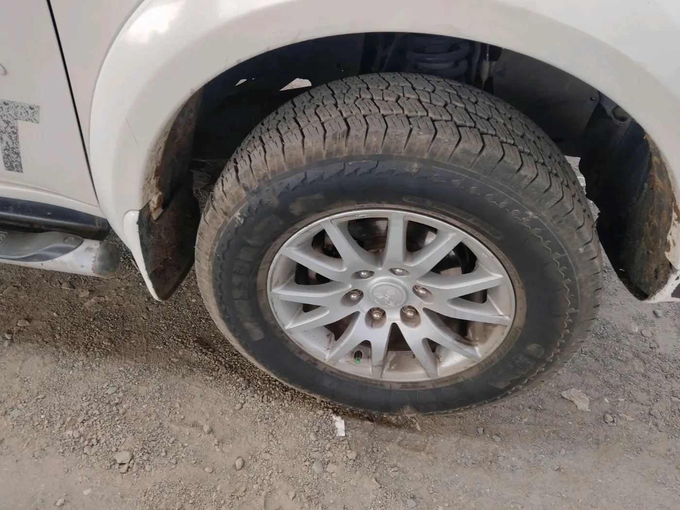 2014 Mitsubishi Pajero Sport 2.5 MT 4X4, Diesel, Manual, 1,32,147 km, tyre