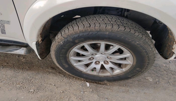 2014 Mitsubishi Pajero Sport 2.5 MT 4X4, Diesel, Manual, 1,32,147 km, tyre