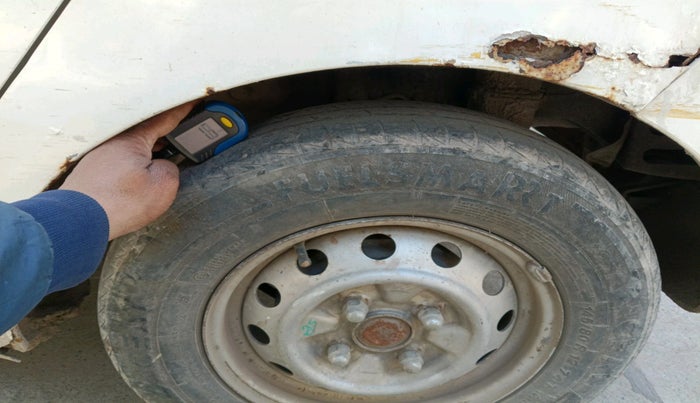 2015 Hyundai Eon ERA +, Petrol, Manual, 1,06,061 km, tyre