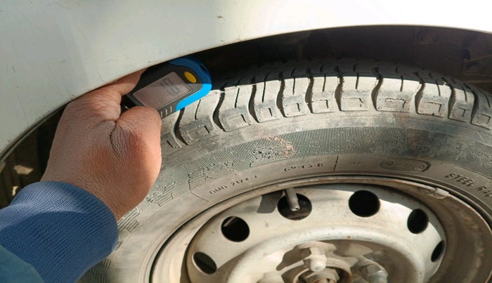 2015 Hyundai Eon ERA +, Petrol, Manual, 1,06,061 km, tyre