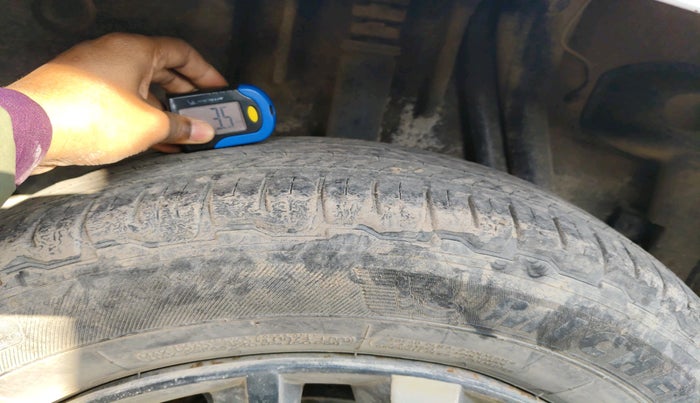 2014 Nissan Terrano XL (P), Petrol, Manual, 1,00,003 km, tyre