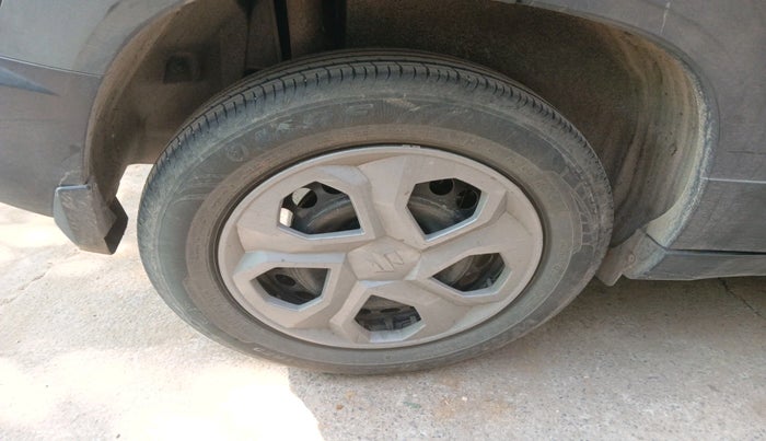 2022 Maruti BREZZA VXI SMART HYBRID, Petrol, Manual, 28,974 km, tyre