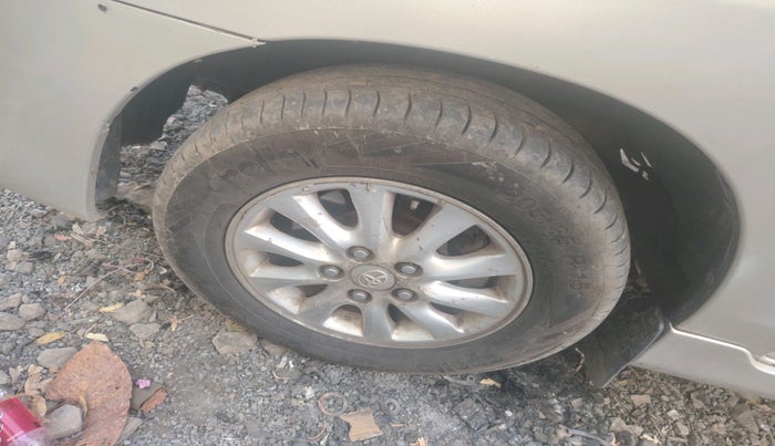 2012 Toyota Innova VX 2.5 8 STR, Diesel, Manual, 3,79,571 km, tyre