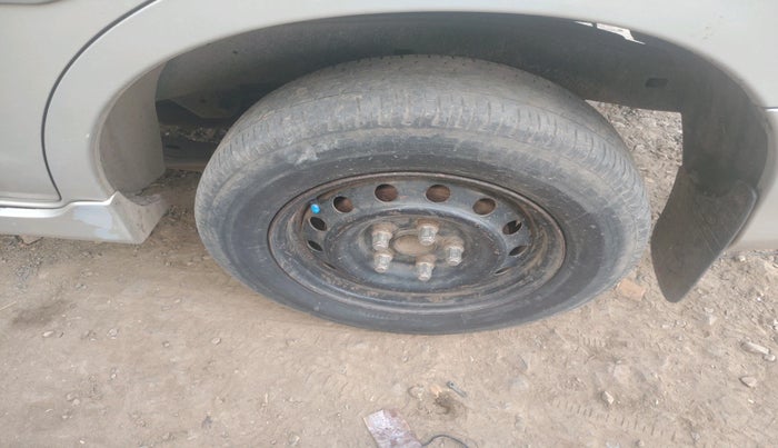 2012 Toyota Innova VX 2.5 8 STR, Diesel, Manual, 3,79,571 km, tyre