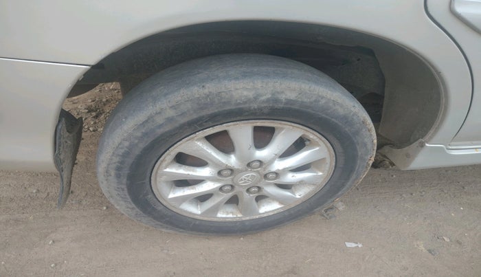 2012 Toyota Innova VX 2.5 8 STR, Diesel, Manual, 3,79,571 km, tyre