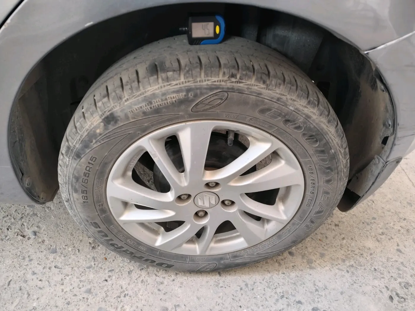 2012 Maruti Swift ZXI, Petrol, Manual, 90,000 km, tyre