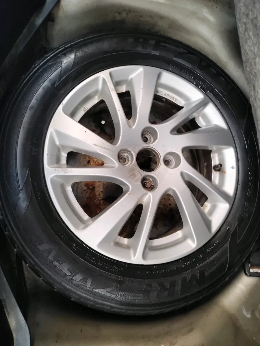 2012 Maruti Swift ZXI, Petrol, Manual, 90,000 km, tyre