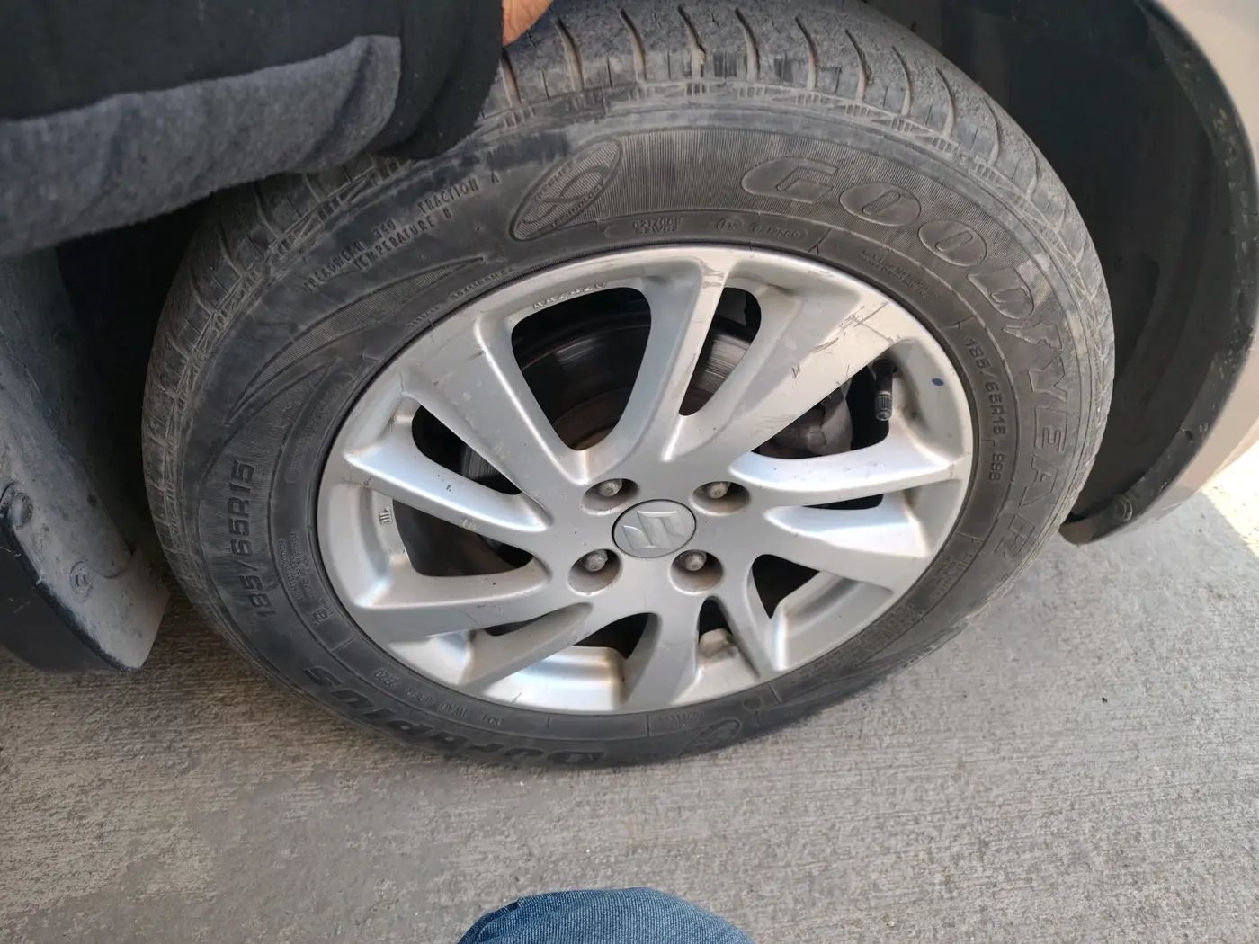 2012 Maruti Swift ZXI, Petrol, Manual, 90,000 km, tyre