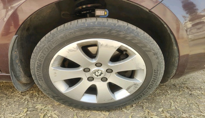 2012 Skoda Superb ELEGANCE 2.0 TDI CR AT, Diesel, Automatic, 1,09,655 km, tyre