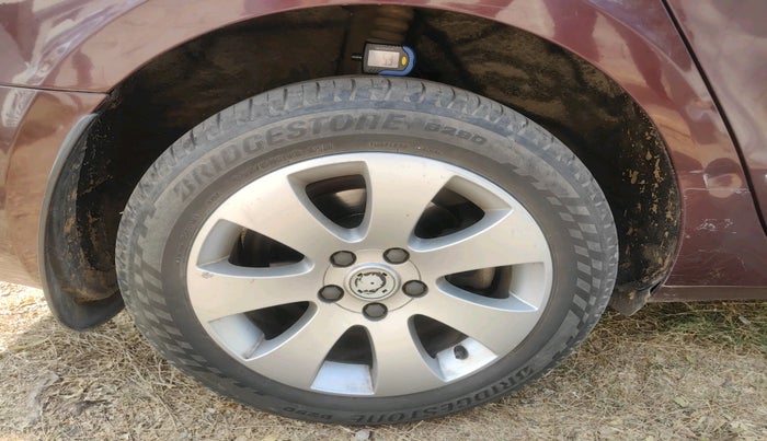 2012 Skoda Superb ELEGANCE 2.0 TDI CR AT, Diesel, Automatic, 1,09,655 km, tyre