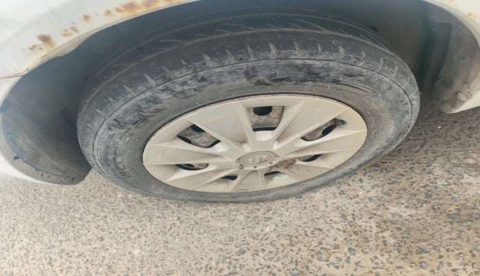 2014 Maruti SX4 VXI CNG, Petrol, Manual, 1,07,518 km, tyre