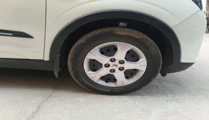 2023 Mahindra XUV300 W6 1.5 Sunroof Diesel, Diesel, Manual, 65,765 km, tyre