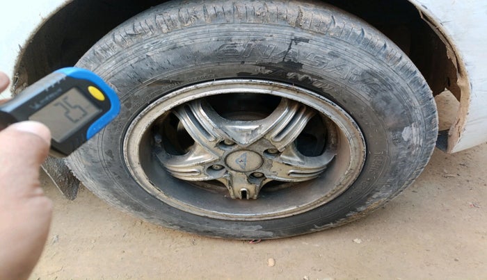 2011 Hyundai i10 MAGNA 1.1, CNG, Manual, 1,17,033 km, tyre