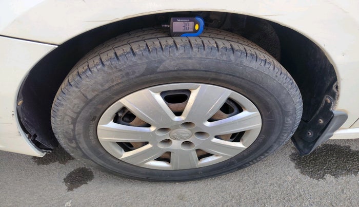 2012 Volkswagen Vento TRENDLINE 1.6, Petrol, Manual, 87,345 km, tyre