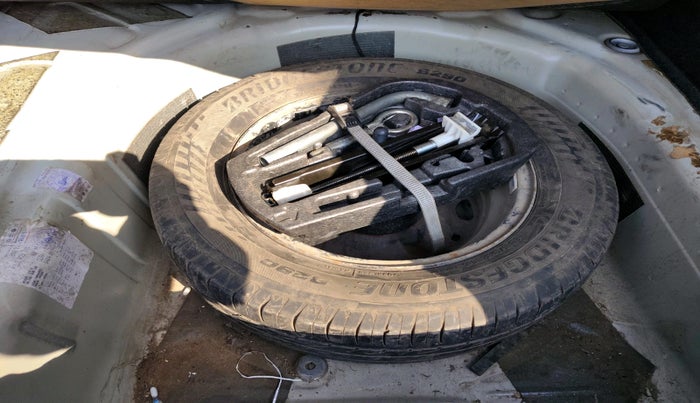 2012 Volkswagen Vento TRENDLINE 1.6, Petrol, Manual, 87,345 km, tyre