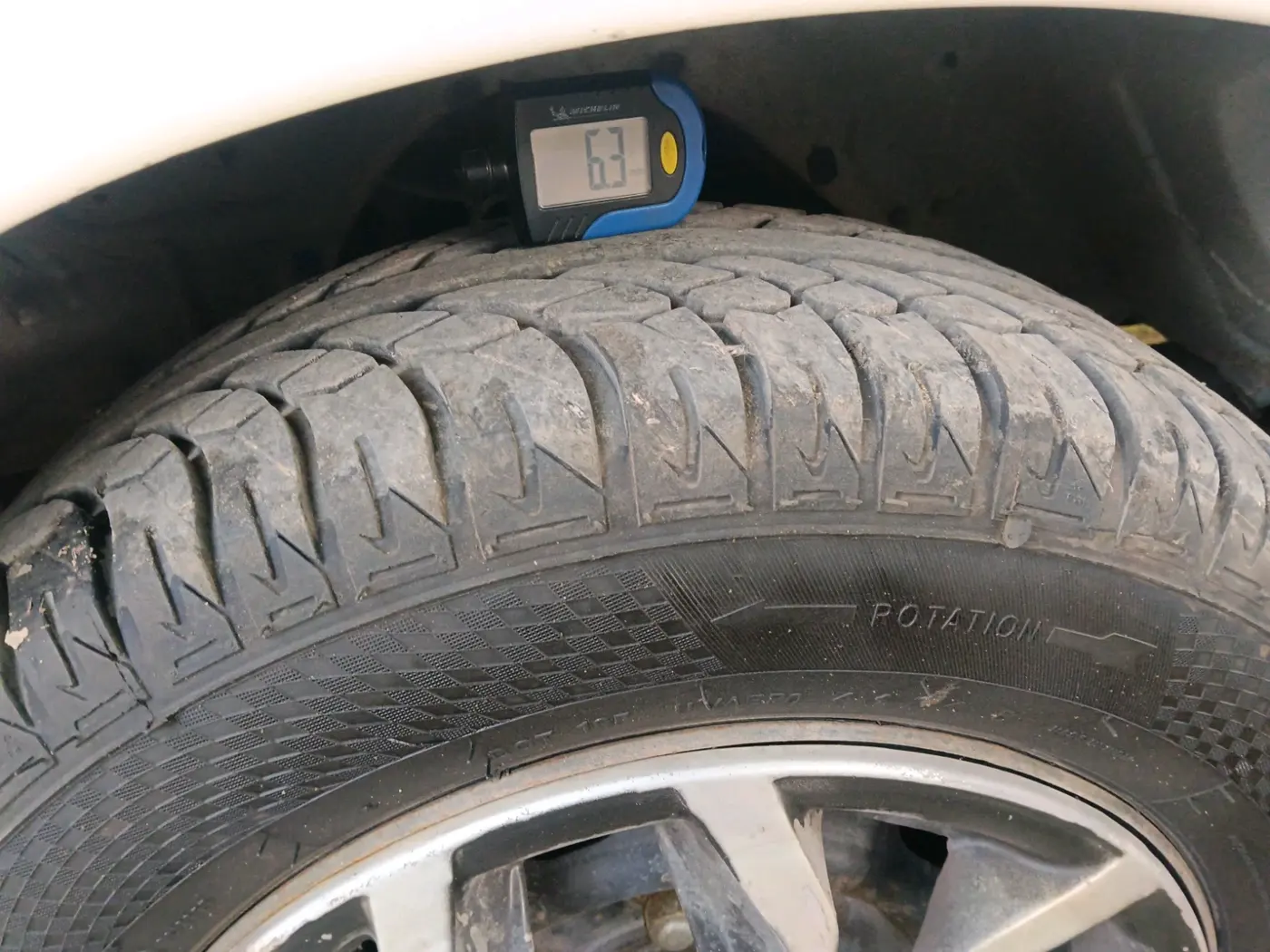 2015 Chevrolet Tavera LS B2 10 STR, Diesel, Manual, 1,10,129 km, tyre