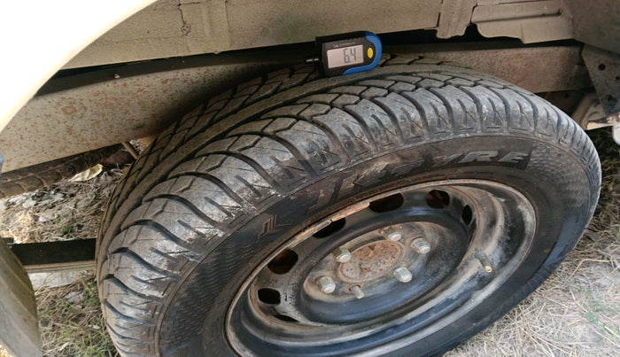 2015 Chevrolet Tavera LS B2 10 STR, Diesel, Manual, 1,10,129 km, tyre