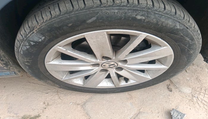 2017 Volkswagen Ameo HIGHLINE1.5L, Diesel, Manual, 1,46,788 km, tyre