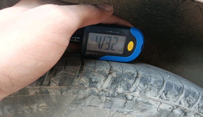 2013 Maruti Wagon R 1.0 LXI, Petrol, Manual, 1,06,121 km, tyre