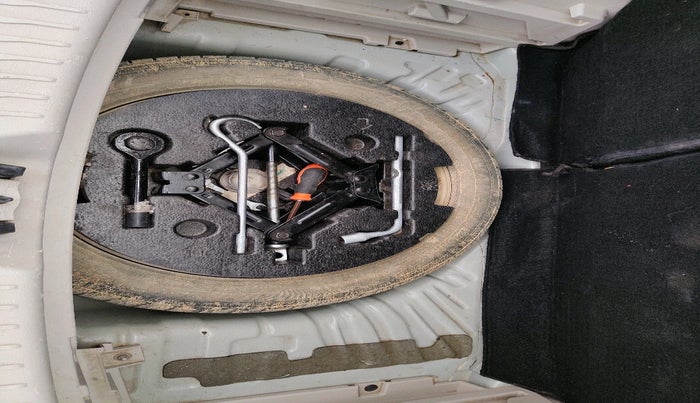 2021 Mahindra XUV300 W6 1.2 PETROL, Petrol, Manual, 38,755 km, tyre