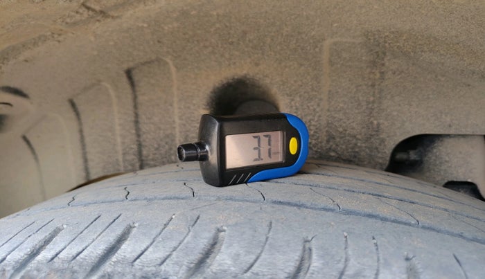 2021 Mahindra XUV300 W6 1.2 PETROL, Petrol, Manual, 38,755 km, tyre