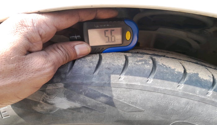 2013 Hyundai i10 MAGNA 1.1, Petrol, Manual, 1,00,197 km, tyre