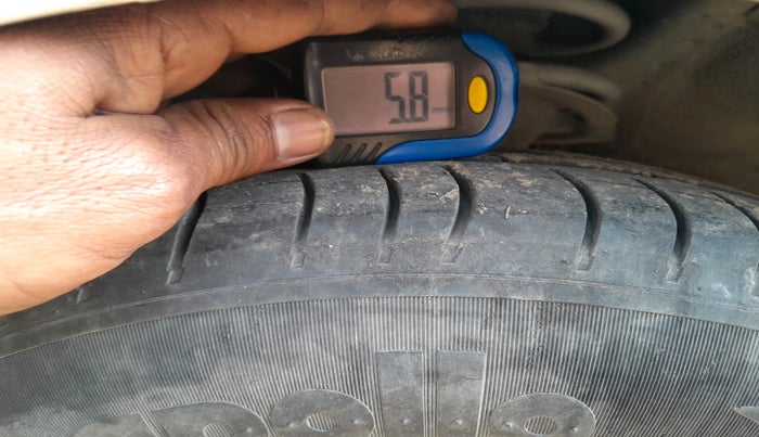 2013 Hyundai i10 MAGNA 1.1, Petrol, Manual, 1,00,197 km, tyre