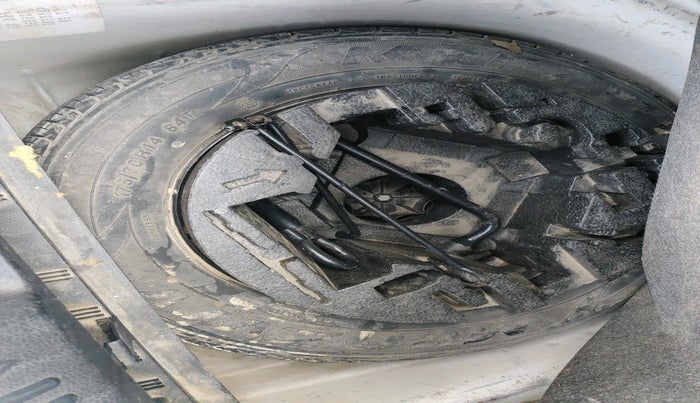 2015 Volkswagen Polo HIGHLINE1.2L, Petrol, Manual, 1,79,459 km, tyre