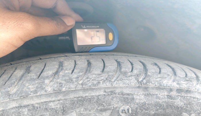 2015 Volkswagen Polo HIGHLINE1.2L, Petrol, Manual, 1,79,459 km, tyre