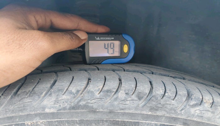 2015 Volkswagen Polo HIGHLINE1.2L, Petrol, Manual, 1,79,459 km, tyre