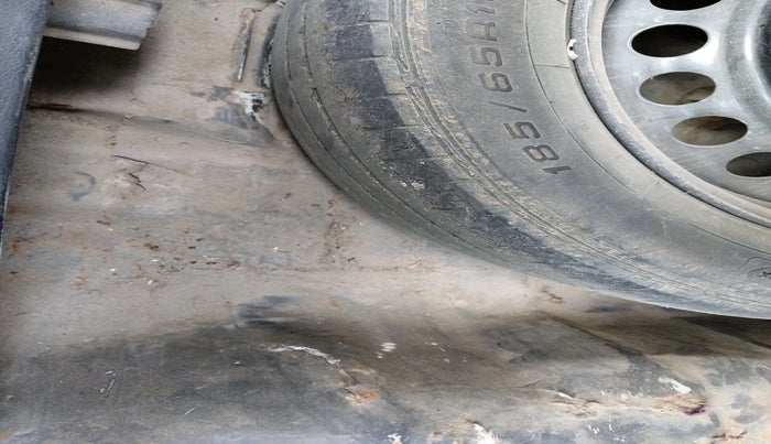 2011 Hyundai Verna FLUIDIC 1.6 VTVT EX, Petrol, Manual, 1,04,964 km, tyre